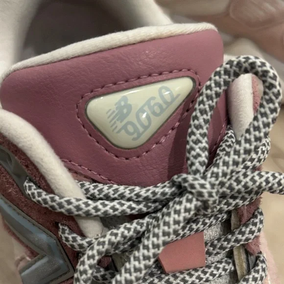 New Balance 9060 size 8.5 women’s sneakers TEMPORARILY UNAVAILABLE-read details - Picture 8 of 13